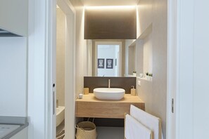 Douche, sèche-cheveux, serviettes fournies