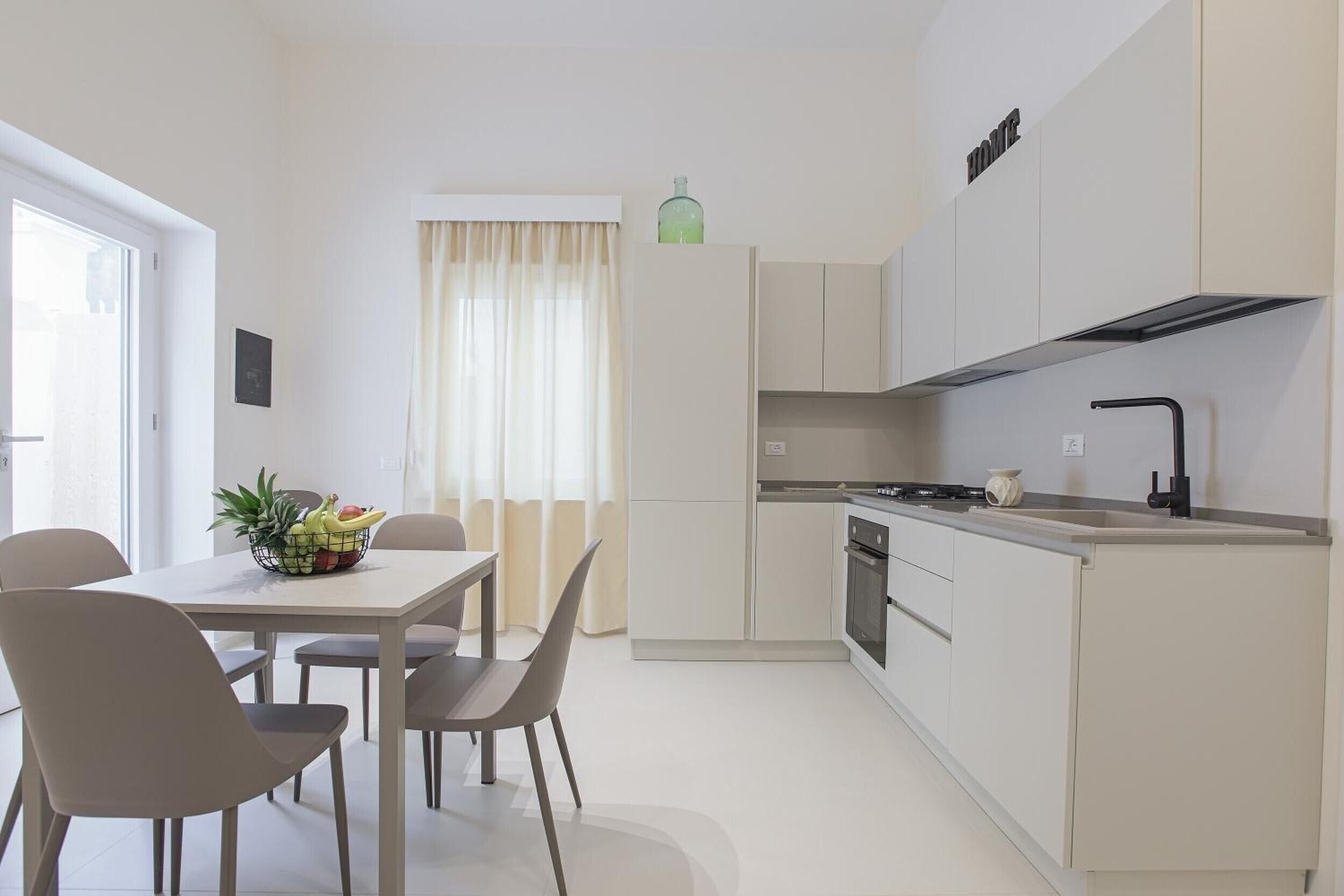 Coffee/tea maker, fridge, oven, stovetop