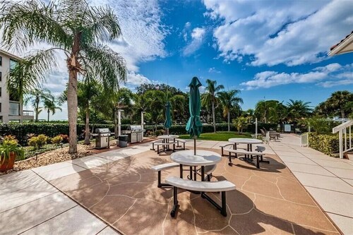 Modern 2 Bedroom Condo in Prime Gulf-Front Community with Pool, Wifi, AC & More