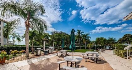 Modern 2 Bedroom Condo in Prime Gulf-Front Community with Pool, Wifi, AC & More