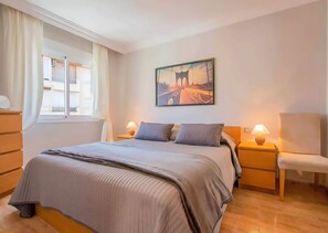 3 bedrooms, iron/ironing board, internet, bed sheets