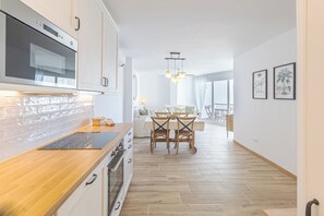 Geladeira, lava-louças, talheres/pratos/utensílios de cozinha