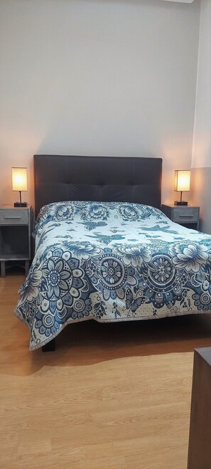 2 室のベッドルーム、デスク、アイロン / アイロン台、WiFi (無料)