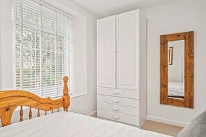 2 bedrooms, travel cot, WiFi, bed sheets