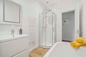 Haartrockner, Handtücher, Seife, Toilettenpapier
