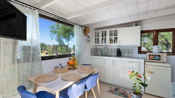 Kühlschrank, Mikrowelle, Herdplatte, Wasserkocher mit Kaffee-/Teezubehör