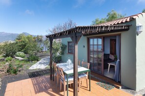 Outdoor dining - Holiday Home 'El Sueño De Orión' with Mountain View, Wi-Fi and Air Conditioning (Los Llanos de Aridane)