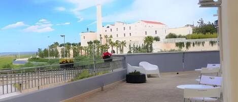 1 habitación, escritorio y espacio para trabajar con laptop