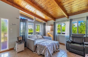 Smart TV, fireplace - Family friendly 4-bedroom house in Oakhurst with 2 King Bedrooms, WIFI and HVAC. (Oakhurst)