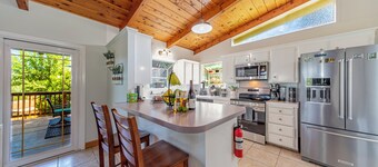 Family friendly 4-bedroom house in Oakhurst with 2 King Bedrooms, WIFI and HVAC.