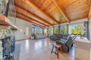 Smart TV, fireplace - Family friendly 4-bedroom house in Oakhurst with 2 King Bedrooms, WIFI and HVAC. (Oakhurst)