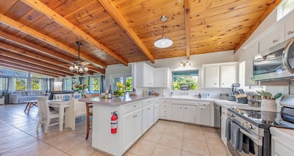 Family friendly 4-bedroom house in Oakhurst with 2 King Bedrooms, WIFI and HVAC.
