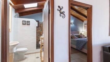 Ein Badezimmer mit Toilette, Waschbecken und Handtuchhalter.