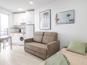 Tabla de planchar con plancha, wifi gratis, ropa de cama