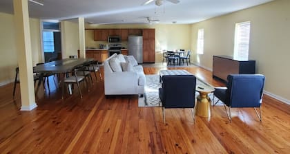 Charming 2-bedroom 2nd floor apartment with WiFi, AC in lovely Charles Town