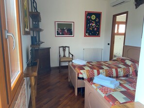 1 slaapkamer, een strijkplank/strijkijzer, wifi, beddengoed