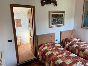 1 habitación, tabla de planchar con plancha, wifi y ropa de cama 