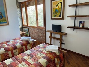 1 habitación, tabla de planchar con plancha, wifi y ropa de cama 