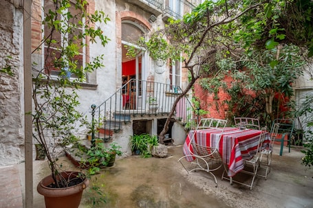 Outdoor dining. Holiday Home 'Massenet' with Shared Terrace, Private Garden and Wi-Fi