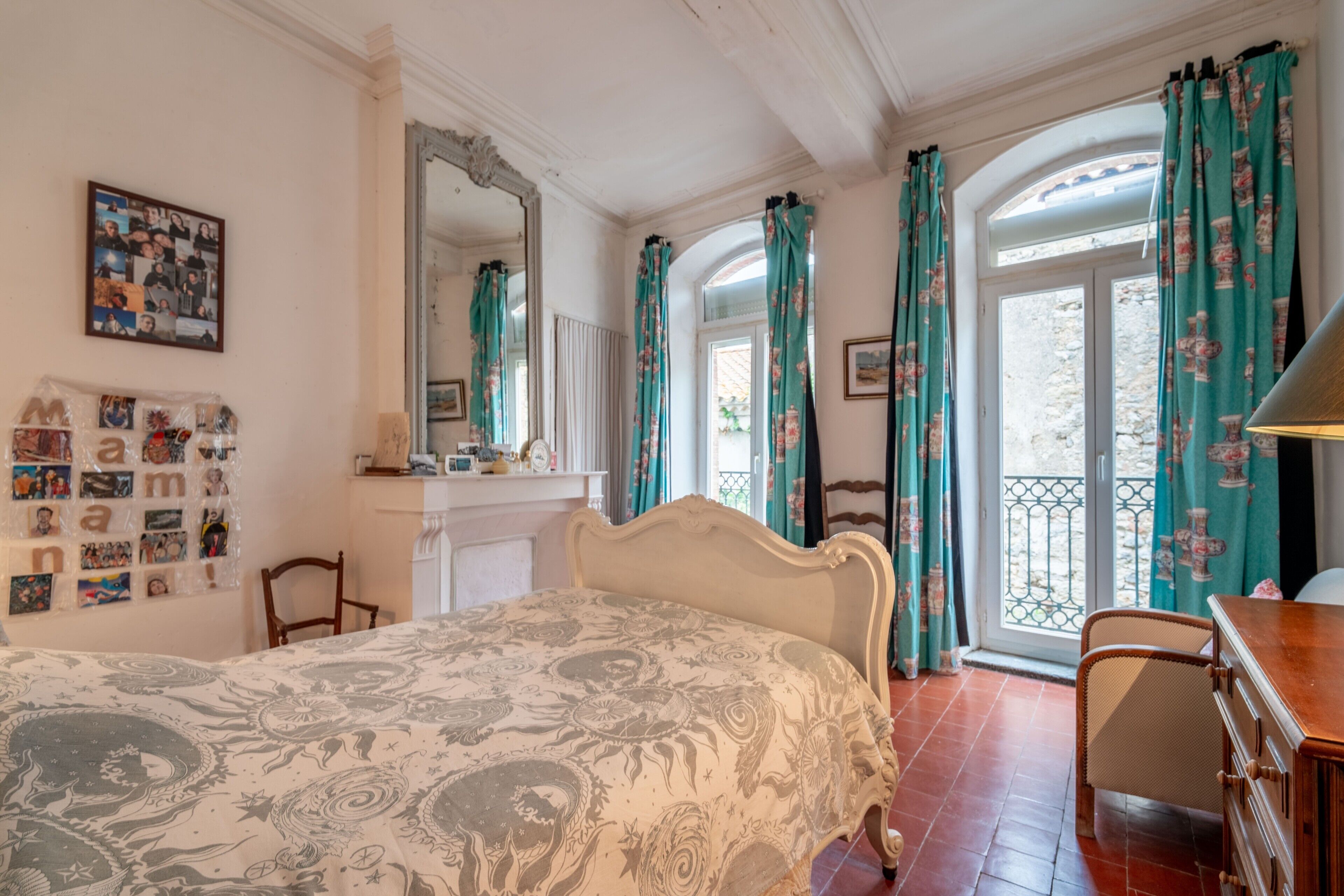 5 bedrooms, iron/ironing board, free WiFi, bed sheets