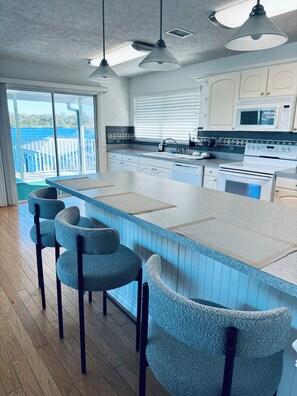 Fridge, microwave, oven, stovetop - Delightful 3-bedroom house in Gibsonton with WiFi access (Gibsonton)