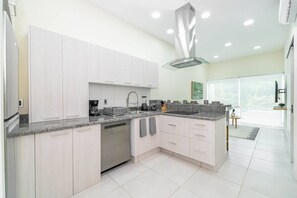 Fridge, microwave, stovetop, dishwasher
