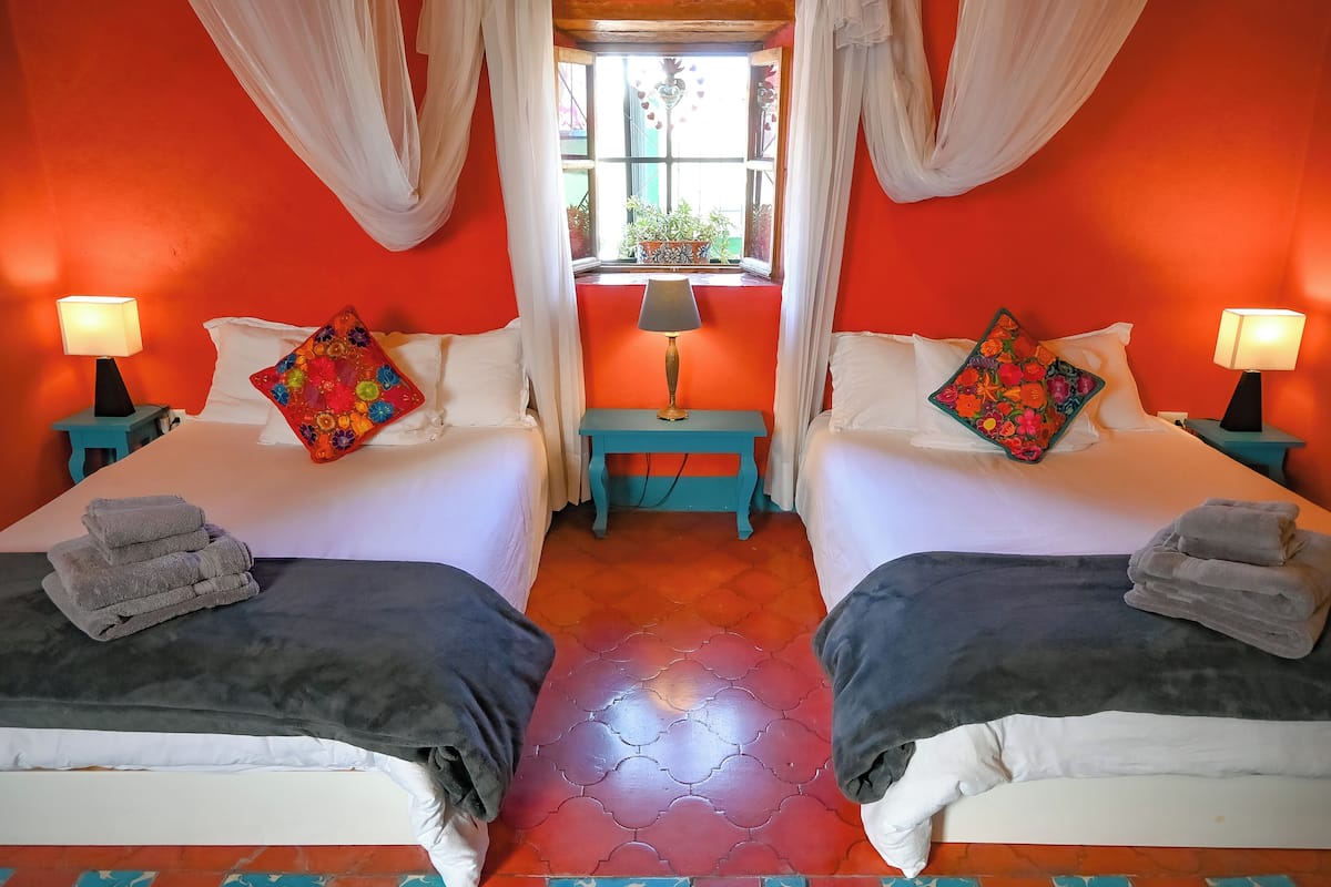 1 habitación y espacio para trabajar con laptop