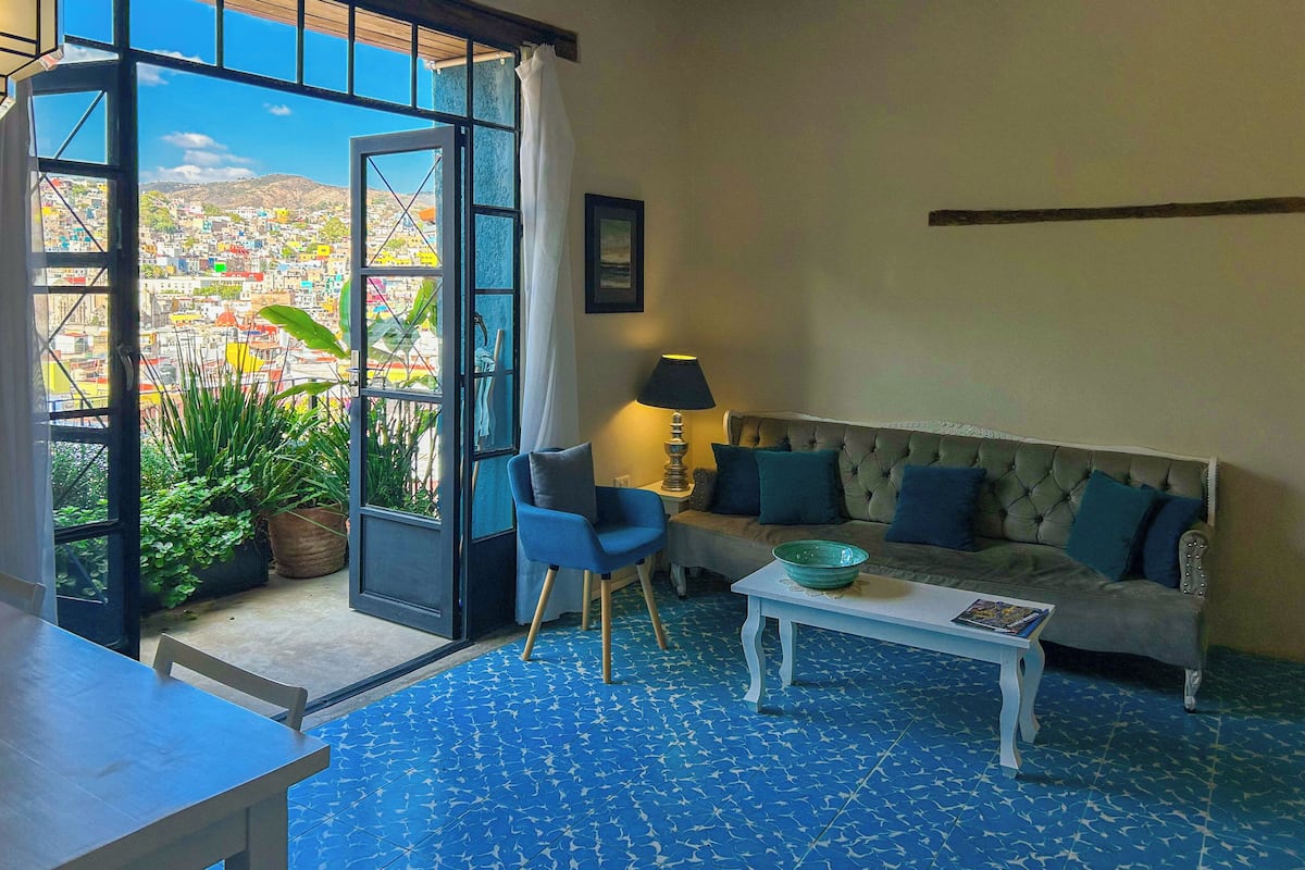 Departamento de diseñador, balcón, vista a la ciudad | Área de sala de estar