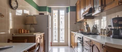 Réfrigérateur, un four, surface de cuisson, lave-vaisselle