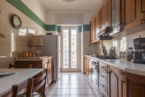 Kjøleskap, ovn, kokeplater og oppvaskmaskin