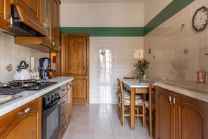 Kühlschrank, Ofen, Herdplatte, Geschirrspüler