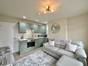 TV - Central Apartment: Brand New Kitchen & Bathroom (Hereford)