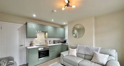 Central Apartment: Brand New Kitchen & Bathroom