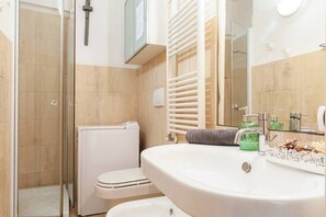 Doccia, asciugacapelli, bidet, asciugamani