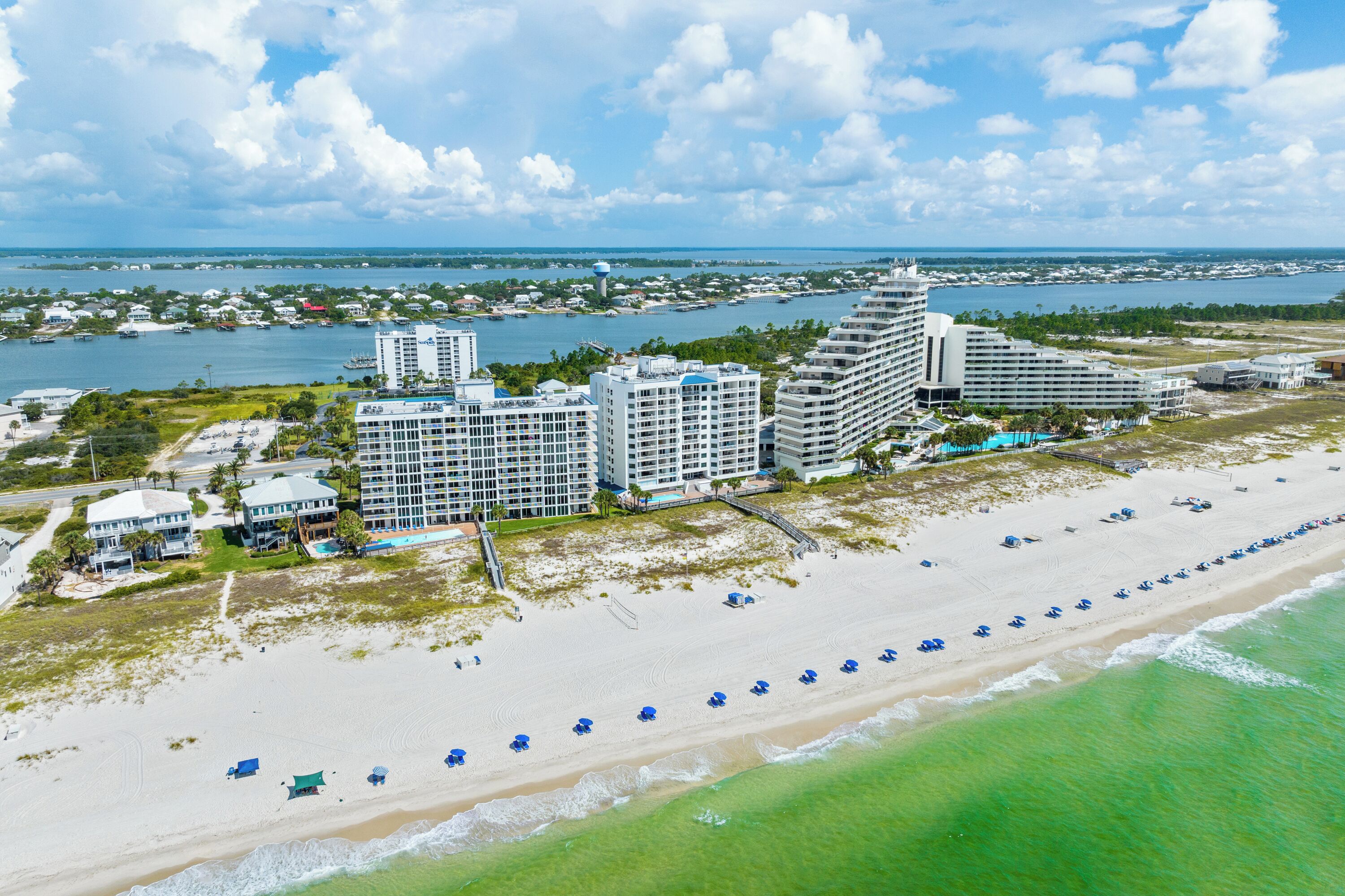 Accommodatie ligt op het strand, ligstoelen, strandlakens