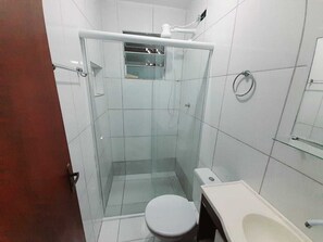 Shower - Amazing house, pool, wifi, garage, playground. (Matinhos)