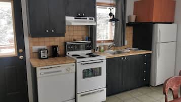 Chalet, 3 Bedrooms | Private kitchen