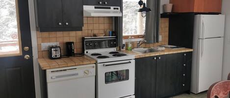 Chalet, 3 Bedrooms | Private kitchen