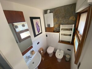 Haartrockner, Handtücher, Seife, Toilettenpapier