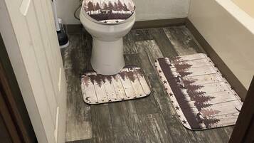 Economy Double Room | Bathroom | Free toiletries, hair dryer, towels, soap