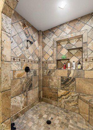 Douche, sĂšche-cheveux, serviettes fournies, savon