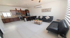 อพาร์ทเมนท์, 2 ห้องนอน, ระเบียง, วิวเมือง | บริเวณนั่งเล่น