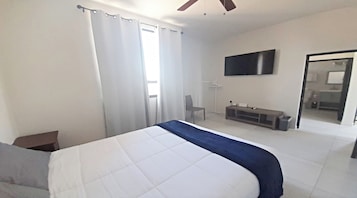 Apartamento, 2 quartos, sacada, vista para a cidade | 2 quartos, individualmente decorados, Wi-Fi de cortesia, roupa de cama