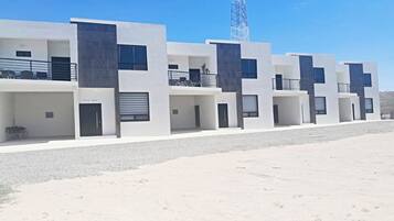 Vista frontal de la propiedad