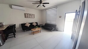 Departamento, 2 habitaciones, balcón, vista a la ciudad | Área de sala de estar