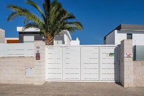 Exterior - Villa 'Casa Bos Palm Tree  with Pool' with Private Pool, Wi-Fi and Air Conditioning (Gran Alacant)