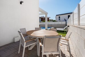 Outdoor dining - Villa 'Casa Bos Palm Tree  with Pool' with Private Pool, Wi-Fi and Air Conditioning (Gran Alacant)