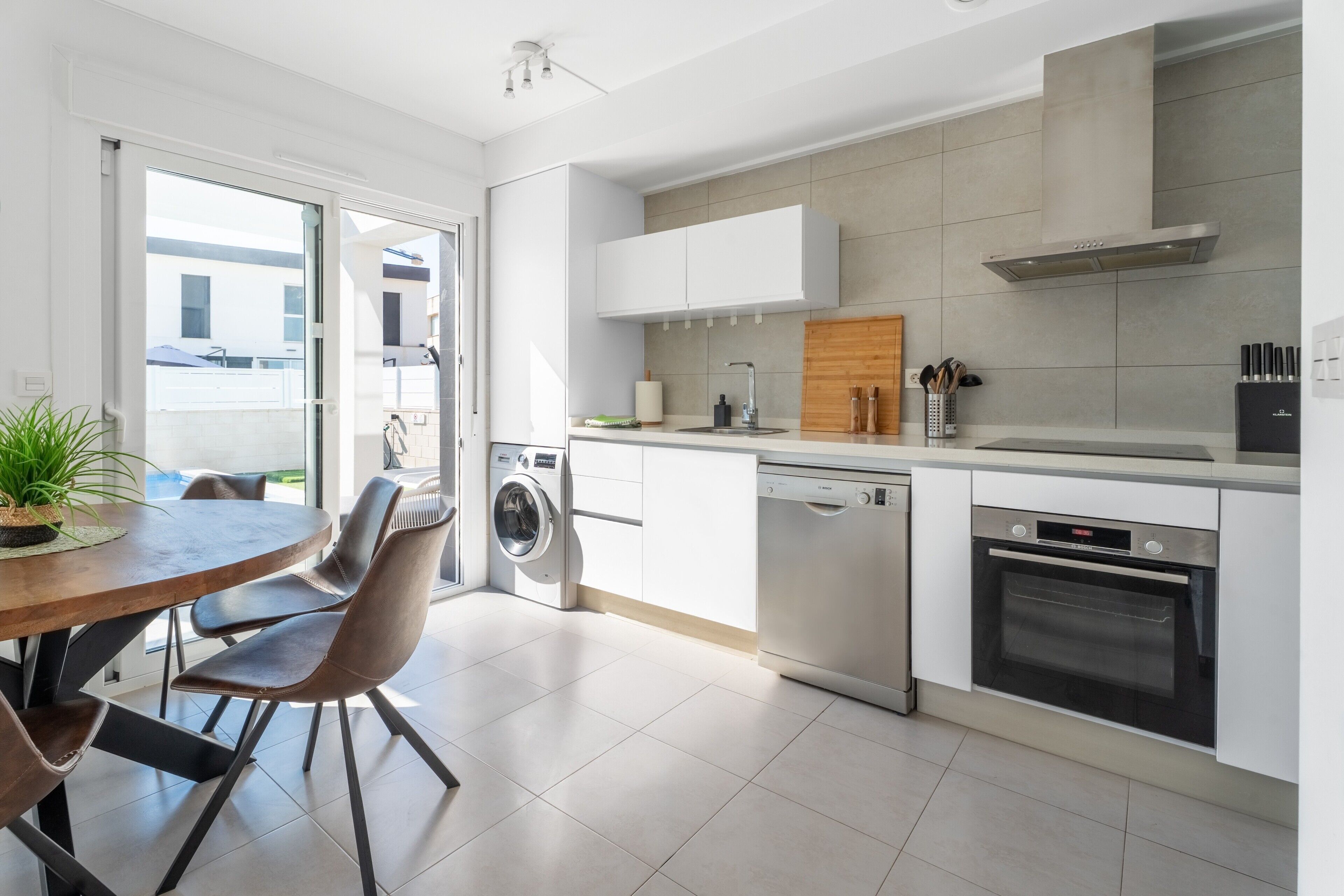 冷蔵庫、電子レンジ、オーブン、コンロ