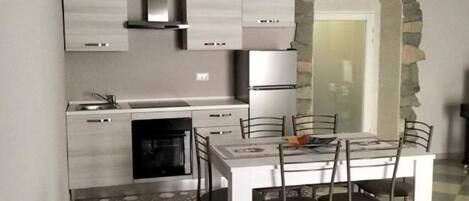 Réfrigérateur, four, plaque de cuisson, cafetière/bouilloire