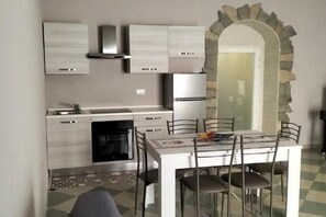 Kühlschrank, Ofen, Herdplatte, Wasserkocher mit Kaffee-/Teezubehör